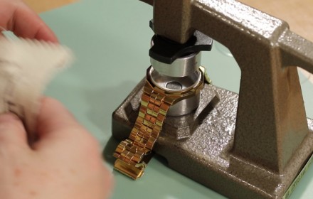 Here have some steps told you how to change a new Watch Crystal Gasket